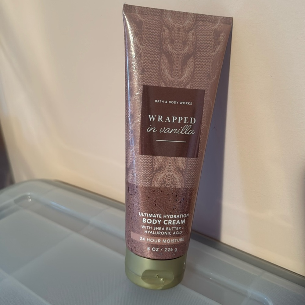 Bath and body works Wrapped in Vanilla Body Cream NEW!!